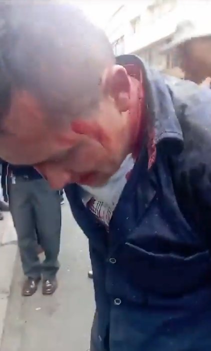 Comerciantes golpearon a ladrón y frustraron robo en el centro de Bogotá 1 Comerciantes golpearon a ladrón y frustraron robo en el centro de Bogotá Un ladrón fue sorprendido robando una cadena en el centro de Bogotá. Comerciantes y residentes los detuvieron y lo golpearon.