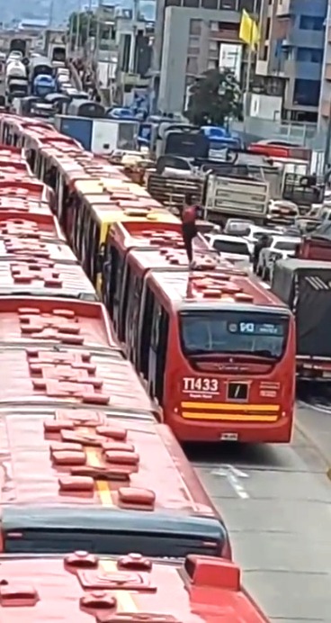 Como en 'Subway Surfers' hombre saltó sobre buses de TransMilenio 1 Como en 'Subway Surfers' hombre saltó sobre buses de TransMilenio Como si estuviera en el conocido videojuego 'Subway Surfers' un hombre saltó sobre varios buses de TransMilenio. La situación quedó registrada en video.
