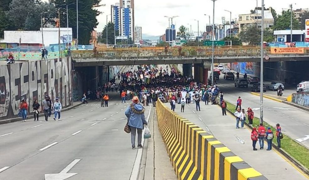 Comunidad afro se manifiesta en las calles de Bogotá: así están las vías Varias movilizaciones y accidentes afectaron la movilidad en Bogotá este miércoles. En este momento, personas afrodescendientes se movilizan hacia la Plaza de Bolívar.