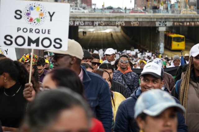 Comunidad afro se manifiesta en las calles de Bogotá: así están las vías 1 Comunidad afro se manifiesta en las calles de Bogotá: así están las vías Varias movilizaciones y accidentes afectaron la movilidad en Bogotá este miércoles. En este momento, personas afrodescendientes se movilizan hacia la Plaza de Bolívar.