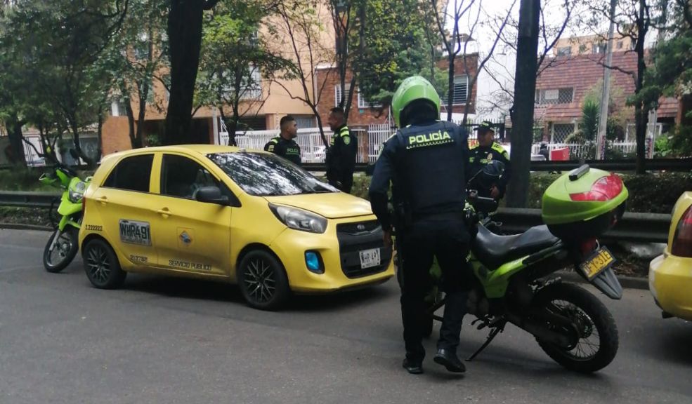 ÚLTIMA HORA: Conductor de un taxi resultó herido en medio de un intento de robo en el norte de Bogotá 4 ÚLTIMA HORA: Conductor de un taxi resultó herido en medio de un intento de robo en el norte de Bogotá Hace pocos minutos, el conductor de un taxi resultó herido en medio de un intento de robo.