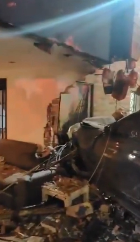Conductor perdió el control de su carro y terminó dentro de un apartamento en Fontibón 1 Conductor perdió el control de su carro y terminó dentro de un apartamento en Fontibón Un conductor, en aparente estado de embriaguez, tumbó la reja de un conjunto y se estrelló contra un apartamento. Así quedó la vivienda
