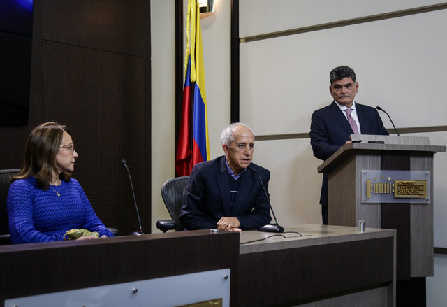 Congreso aprobó artículo que permitiría faltar al trabajo sin excusa médica Este artículo permite a los trabajadores faltar al trabajo sin presentar un certificado médico, lo que ha despertado preocupaciones sobre el impacto de esta medida en el mercado laboral y en las empresas.