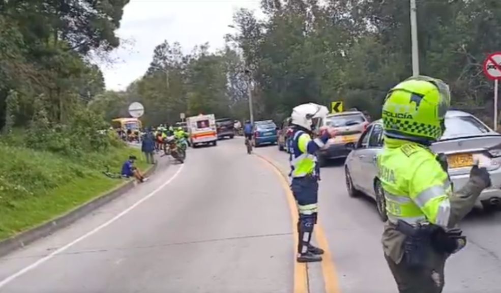 Ciclista murió en la vía Bogotá- La Calera: así está la movilidad Un ciclista perdió la vida este lunes festivo mientras se desplazaba por el kilómetro 2.5 de la vía Bogotá-La Calera. Según las primeras versiones, el hombre sufrió un infarto fulminante mientras practicaba deporte.