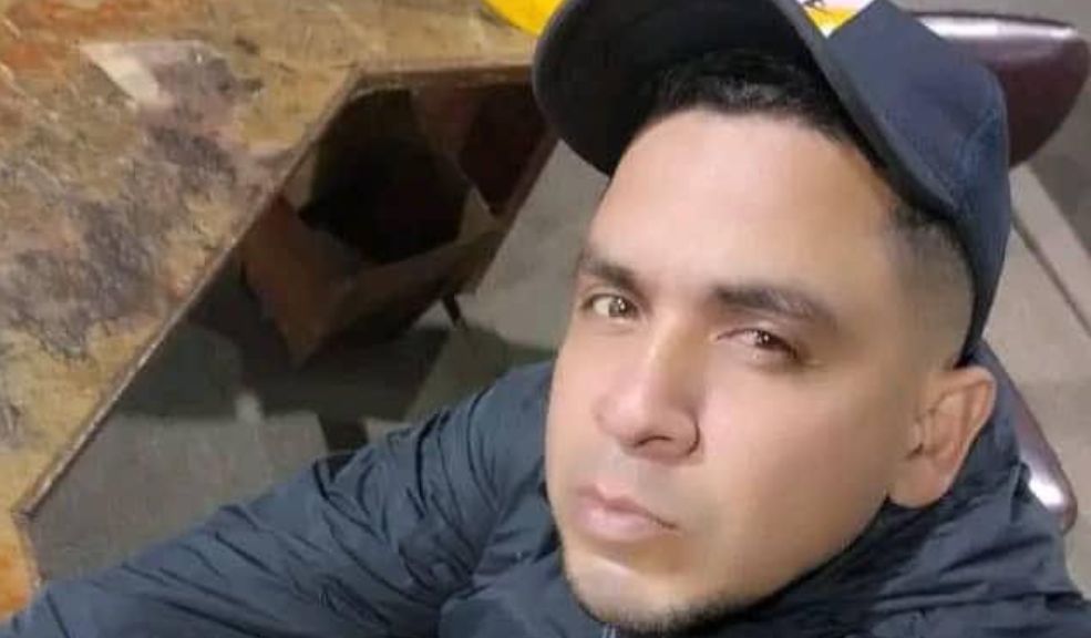 Vigilante fue asesinado dentro de la empresa donde trabajaba: su familia pide que se capture al agresor Según María, esta persona llegó allí, descendió de la moto en la que se movilizaba y se acercó al lugar donde se encontraba Álvaro haciendo sus labores como vigilante.&nbsp;