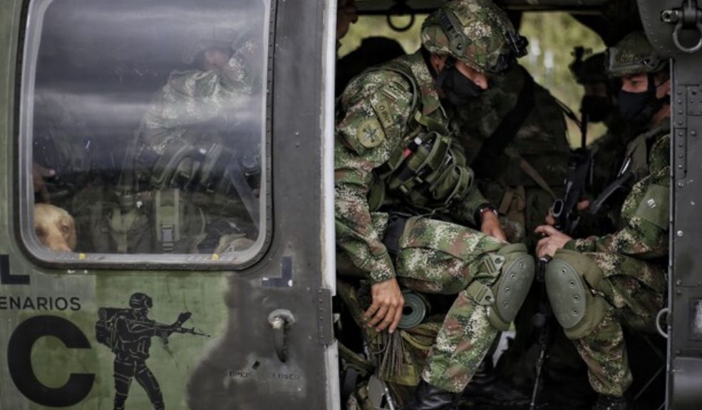 Liberan a los 60 militares que estaban retenidos en el Cauca 4 Liberan a los 60 militares que estaban retenidos en el Cauca Los 60 militares que permanecieron retenidos durante varias horas en la vereda El Filo, entre Argelia y El Tambo, en el departamento del Cauca, salieron en la tarde de este sábado de la zona, por decisión de las fuerzas militares.