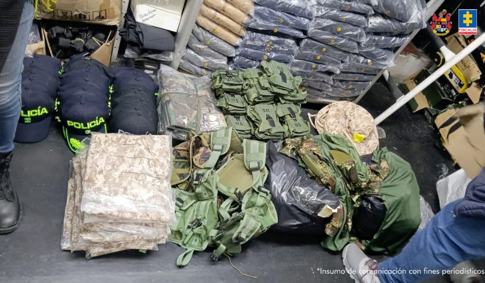 Incautan más de 2 toneladas de uniformes y elementos de uso exclusivo de las Fuerzas Militares en Bogotá En un operativo conjunto del Cuerpo Técnico de Investigación (CTI) y el Ejército Nacional, fueron intervenidos ocho inmuebles donde se comercializaban uniformes, accesorios y prendas similares a los de las fuerzas militares sin los permisos legales correspondientes. Los allanamientos se llevaron a cabo en las localidades de Puente Aranda y La Candelaria, en Bogotá.