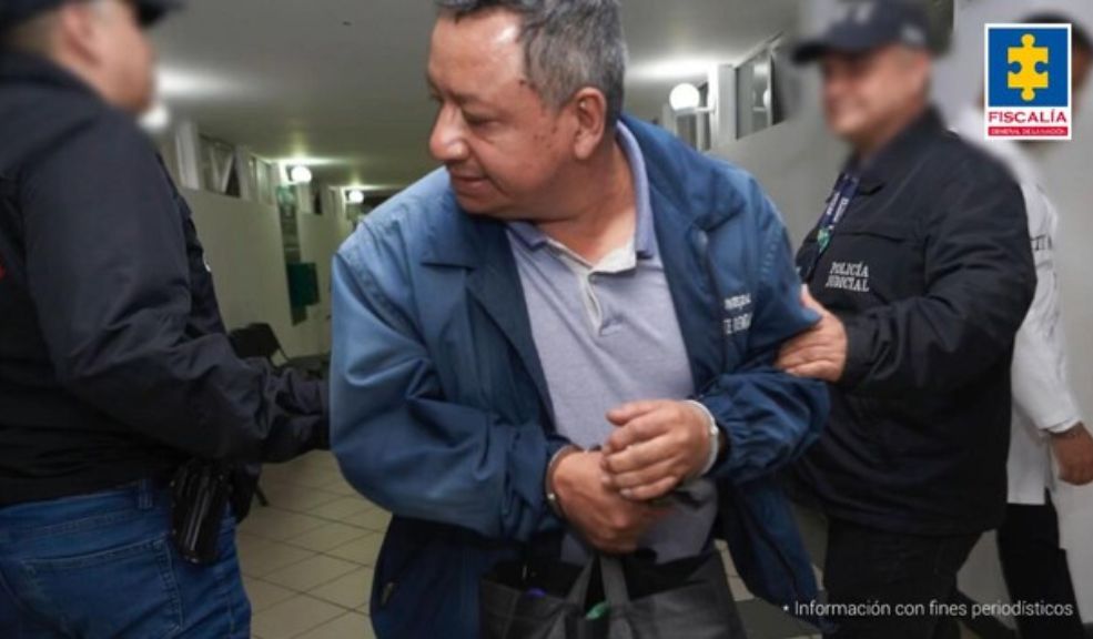 Capturan a expolicía que estuvo prófugo durante 20 años; está condenado por el crimen de un directivo de la CUT 6 Capturan a expolicía que estuvo prófugo durante 20 años; está condenado por el crimen de un directivo de la CUT El Juzgado Quinto Penal Especializado de Bogotá declaró a Daza Díaz responsable del delito de homicidio agravado en una sentencia emitida el 10 de febrero de 2006, y ordenó su captura inmediata. Sin embargo, el exagente logró evadir a la justicia durante casi dos décadas, permaneciendo en libertad hasta su reciente detención.