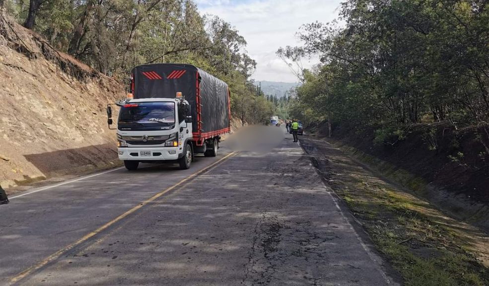 Accidente en la vía Zipaquirá- Ubaté deja dos muertos Según las primeras investigaciones, la pareja de motociclistas, que transitaba por la vía Zipaquirá - Ubaté, colisionó contra un carro, lo que provocó que ambos salieran disparados de la motocicleta y fueran arrollados, al parecer, por un vehículo de carga que transitaba por el otro carril. Sin embargo, los hechos continúan siendo objeto de investigación por parte de las autoridades competentes.