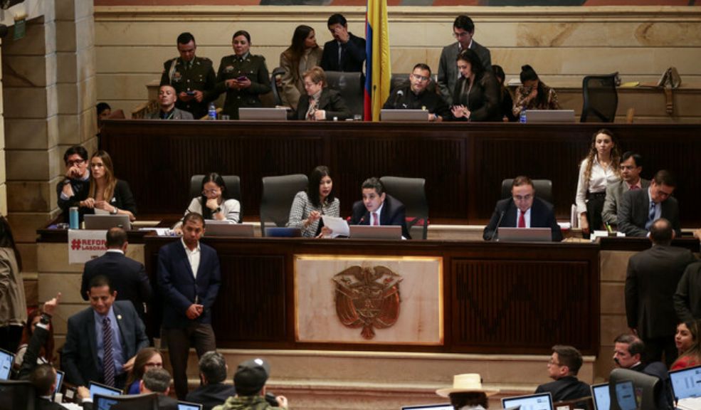 El trabajo en día festivo deberá remunerarse con un recargo del 100% 8 El trabajo en día festivo deberá remunerarse con un recargo del 100% El artículo 13 estipuló que el trabajo diurno será entre las 6:00 a.m y las 7:00 p.m; la jornada nocturna arrancará desde las 7:00 p.m y va hasta las 6:00 a.m. El empleador deberá pagar 35% más del sueldo. Actualmente el recargo nocturno aplica después de las 9:00 p.m. Ese artículo comenzará a regir seis meses después de que se apruebe la reforma.
