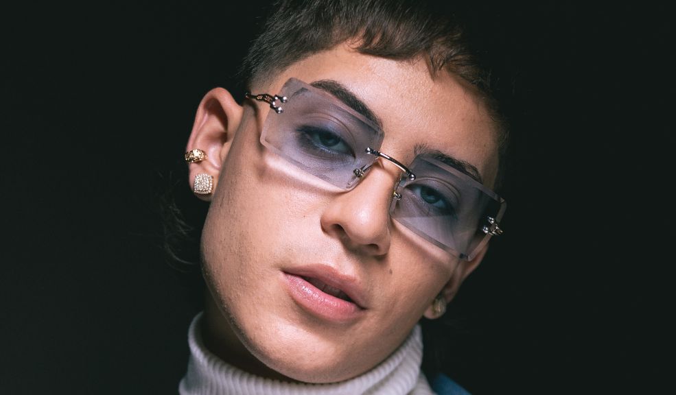 Jhay P revoluciona el género urbano con su primer EP 'Que No Se Asusten' 1 Jhay P revoluciona el género urbano con su primer EP 'Que No Se Asusten' Este proyecto de 8 canciones es el resultado de una colaboración entre Jhay P y un equipo de productores y compositores de renombre, como Zaies, AC Black, Musik Man e Imer El Mago. Juntos han dado vida a letras poderosas y ritmos contagiosos que reflejan la esencia de los barrios de Medellín.