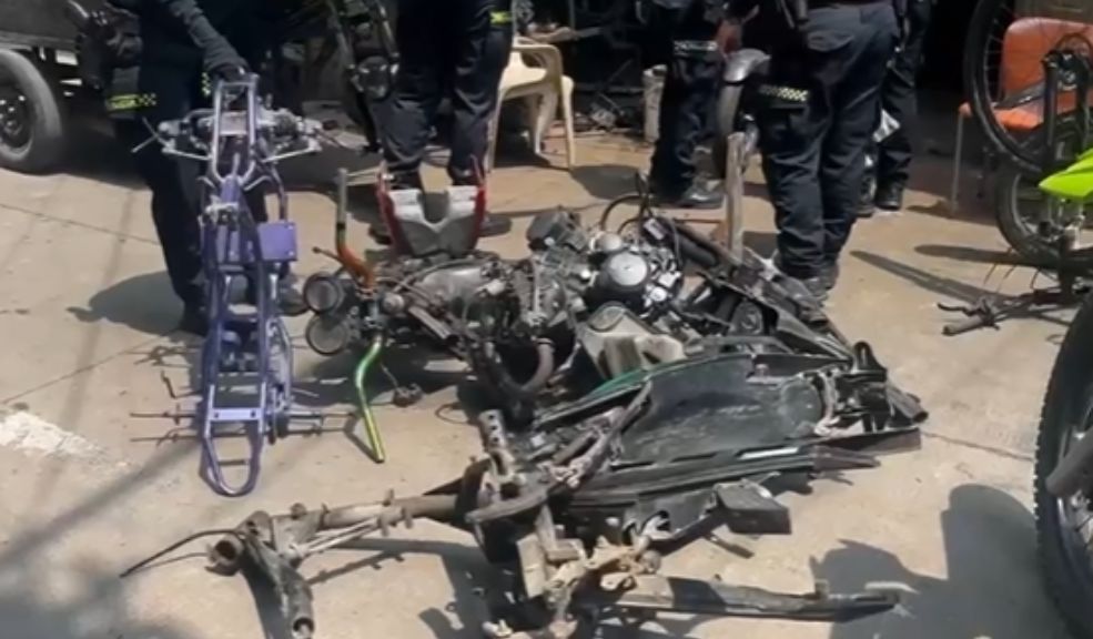 Desmantelan desguazadero de motocicletas para la fabricación de bicitaxis en Bogotá 7 Desmantelan desguazadero de motocicletas para la fabricación de bicitaxis en Bogotá En las últimas horas, agentes de la Policía Metropolitana de Bogotá identificaron un establecimiento que operaba como taller, en el cual se fabricaban bicitaxis con partes de motocicletas hurtadas.
