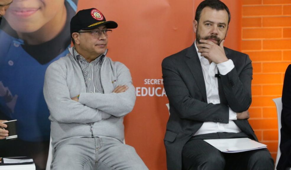 Gobierno y Distrito anuncian mesas de trabajo por situación de agua de Bogotá 4 Gobierno y Distrito anuncian mesas de trabajo por situación de agua de Bogotá Además, aseguró que entre las medidas que se estudian es el uso eficiente de agua en la región, como la reutilización de aguas lluvias y de la planta de salirte para usos no potables, y ampliar la captación para agua en el Norte.