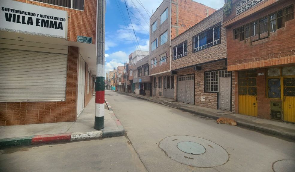 Sicario acabó con la vida de un joven en un supermercado de Bosa 1 Sicario acabó con la vida de un joven en un supermercado de Bosa El victimario, quien al parecer estaba siguiéndole la pista a este joven desde hacía varias cuadras atrás, terminó disparándole justo en la esquina de la carrera 88F con calle 74A Sur, generando una tensa calma en este popular vecindario del sur de la cuidad, cuyos habitantes quedaron perplejos por la descarada forma en que se cometió el crimen, alrededor de las 4:30 p.m.