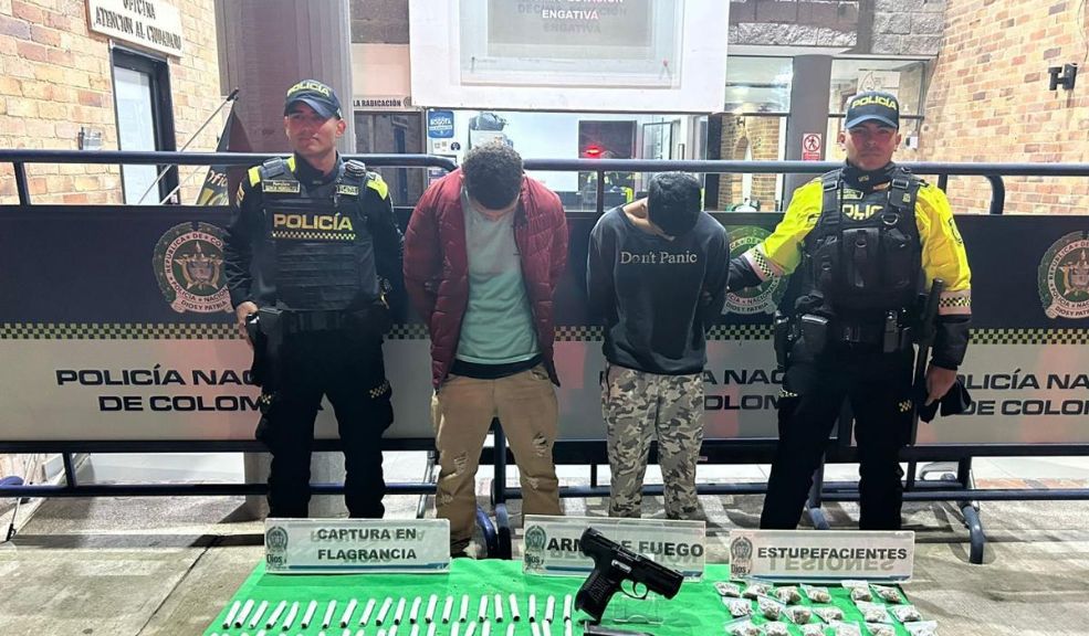Capturan a dos personas que portaban cerca de 122 dosis de marihuana en Engativá 2 Capturan a dos personas que portaban cerca de 122 dosis de marihuana en Engativá Este operativo forma parte de las acciones preventivas que se adelantan en Engativá, localidad donde, en lo que va del 2024, se han capturado 199 personas por tráfico de drogas. Asimismo, se han incautado aproximadamente 43.000 dosis de marihuana y 49 armas de fuego.