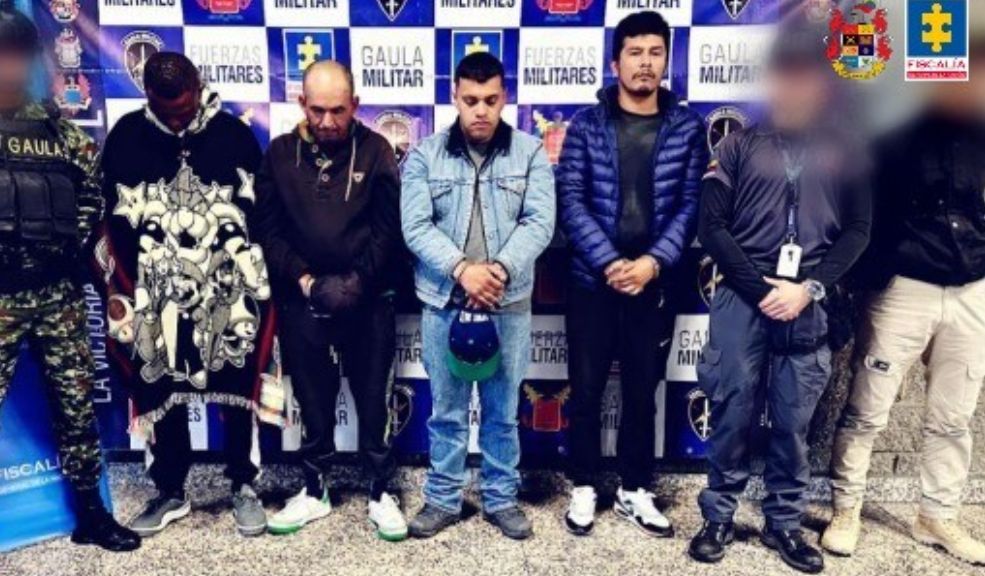 Capturan a 4 personas señaladas de traficar droga en un batallón militar 10 Capturan a 4 personas señaladas de traficar droga en un batallón militar La investigación da cuenta que diferentes cantidades de marihuana y cocaína eran adquiridas en Bogotá y enviadas entre buses intermunicipales a Fusagasugá. Luego eran recibidas y almacenadas durante varios días en un local de venta de zapatos deportivos y un estudio de tatuajes.