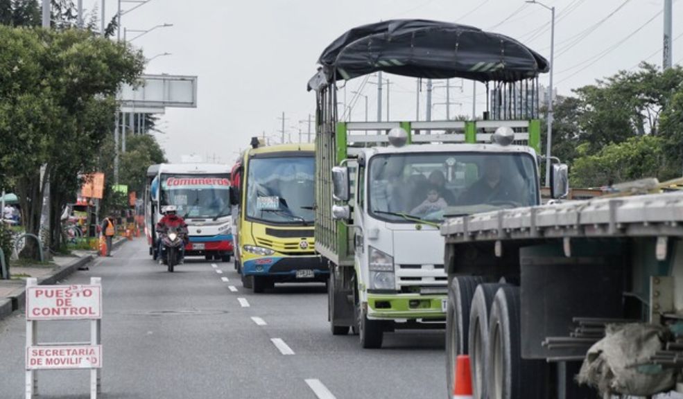 MinTransporte refuerza acciones para este puente festivo del Día de la Raza El Ministerio recordó que en 2023, 104 personas fallecieron en siniestros viales durante el puente festivo del Día de La Raza, de los cuales 67,3% fueron usuarios de moto, 19,2% peatones, 7,7% de vehículo individual, 3,8% de transporte de carga y 1% de transporte de pasajeros.
