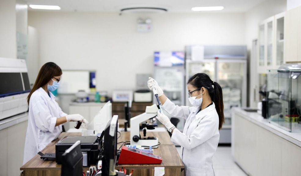 Innovación en oncología: el poder transformador de la ciencia según Pfizer De acuerdo con la Organización Panamericana de la Salud (OPS), se estima que los casos de cáncer en la región de las Américas alcanzarán los 6,7 millones para el 2045, lo que representa una amenaza significativa para la salud pública global. Este desafío ha impulsado a Pfizer a acelerar la investigación en oncología, centrándose en terapias innovadoras y personalizadas para combatir esta enfermedad, que sigue siendo una de las principales causas de muerte en el mundo.