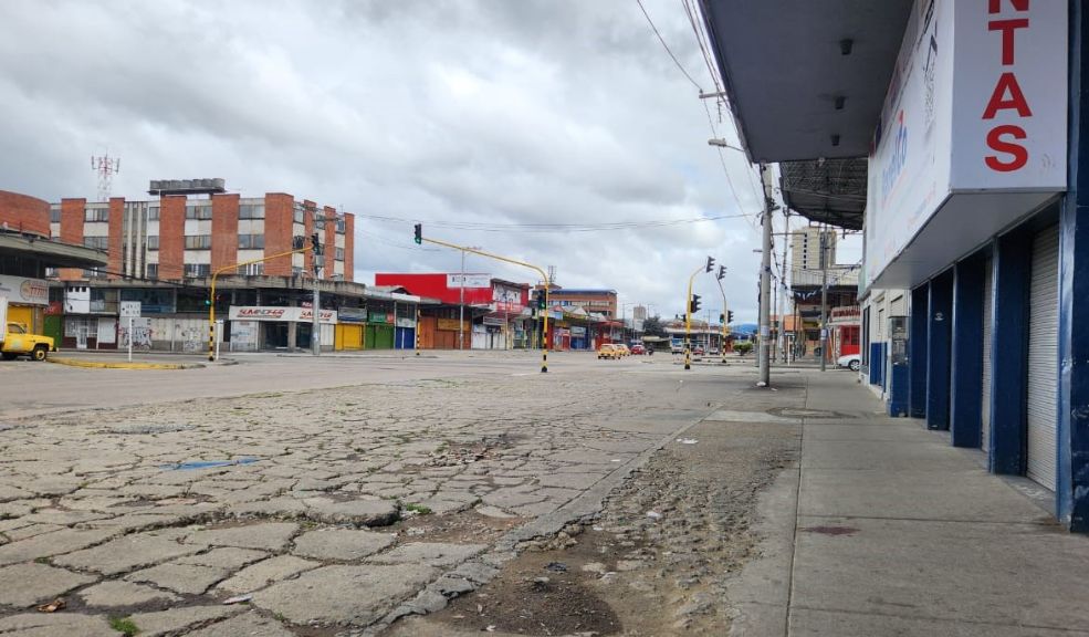 Conmoción por crimen de un hombre en Paloquemao 4 Conmoción por crimen de un hombre en Paloquemao Un hombre recibió un disparo a pocos metros del CAI de Paloquemao durante el presunto robo de su maleta. Falleció minutos después en un hospital.