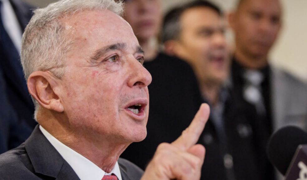 Álvaro Uribe se retiró de audiencia en su contra alegando falta de garantías Lo hizo luego de no querer responder si se declaraba inocente o culpable. Argumentando falta de garantías porque que dijo sentirse prácticamente condenado y sin posibilidad de presentar pruebas a su favor, porque la juez no aceptó una nueva solicitud de aplazamiento.