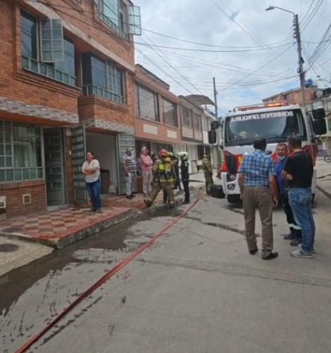 EN VIDEO: Bomberos rescataron un perrito y un gato de un incendio en una casa de Zipaquirá En la mañana de hoy 7 de octubre, los bomberos de Zipaquirá llevaron a cabo un exitoso rescate de un perro y un gato atrapados en un incendio que se registró en una vivienda del barrio Esperanza, en dicho municipio.