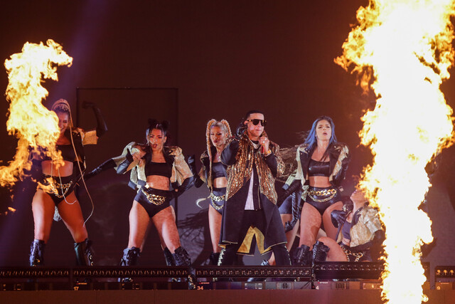 Daddy Yankee producirá una serie documental sobre el reggaetón: Feid, Bad Bunny y Karol G participarán 1 Daddy Yankee producirá una serie documental sobre el reggaetón: Feid, Bad Bunny y Karol G participarán Daddy Yankee, conocido como el pionero del reggaetón, está trabajando en una nueva docuserie títulada: Reggaeton: The Sound that Conquered the World, explorando la evolución del genero hasta su ascenso como fenómeno global.