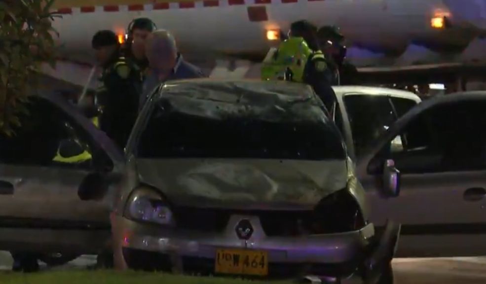 Delincuente robó con el carro de su tía y se ganó una buena cantaleta durante la captura Tras una persecución, un joven acusado de saquear vehículos, fue capturado por las autoridades. La tía del hombre llegó al lugar y lo reprendió.