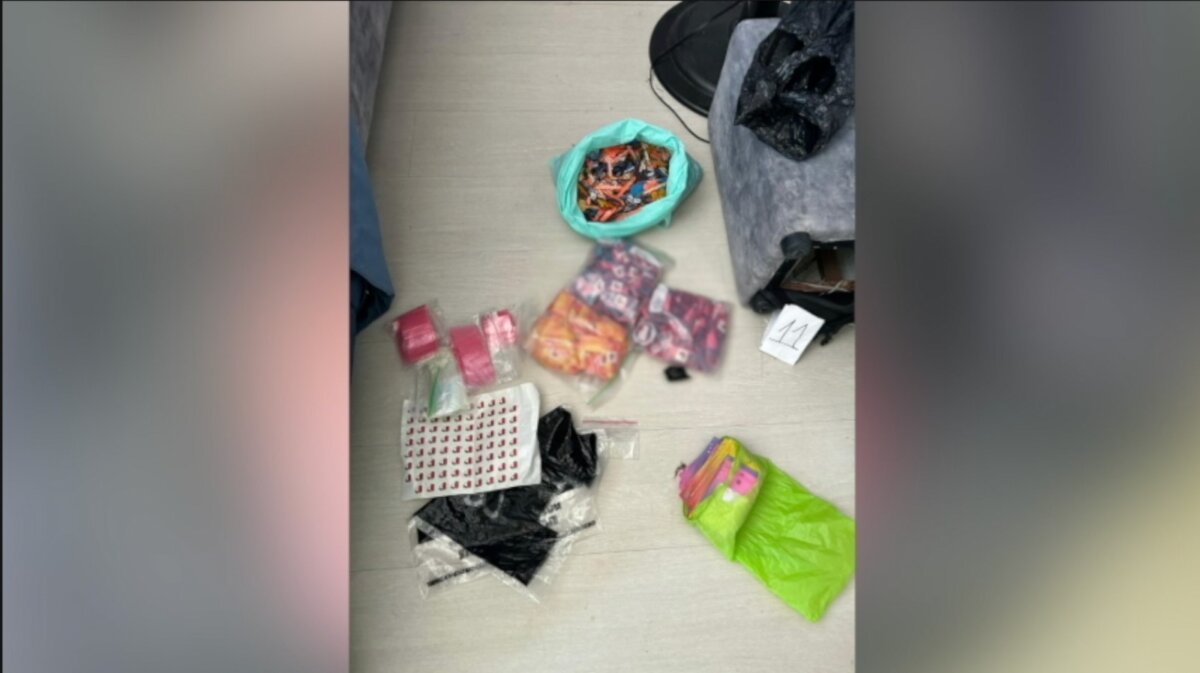 Desarticulan peligrosa red señalada de fabricar drogas sintéticas con fentanilo 2 Desarticulan peligrosa red señalada de fabricar drogas sintéticas con fentanilo Un contundente golpe al narcotráfico se produjo en el Área Metropolitana del Valle de Aburrá con la desarticulación de la organización criminal conocida como 'Los Sintéticos'.