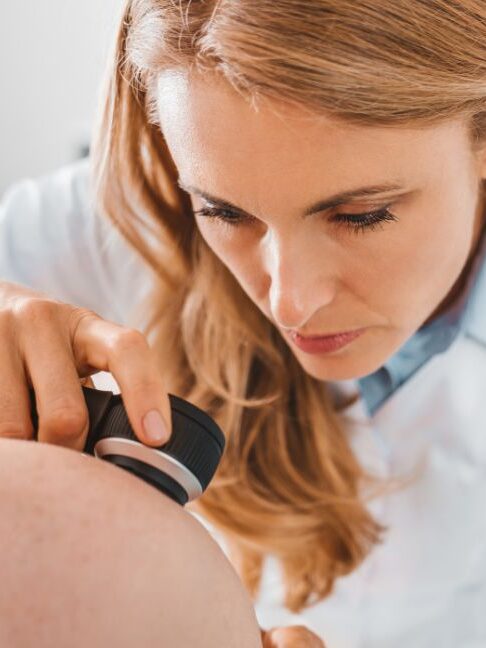 Día Internacional de la Epidermólisis Bullosa: Conozca esta enfermedad 1 Día Internacional de la Epidermólisis Bullosa: Conozca esta enfermedad La detección temprana y el abordaje integral son claves para mejorar la calidad de vida de los afectados, y en este contexto, las nuevas tecnologías, como la Inteligencia Artificial (IA), están emergiendo como herramientas prometedoras.