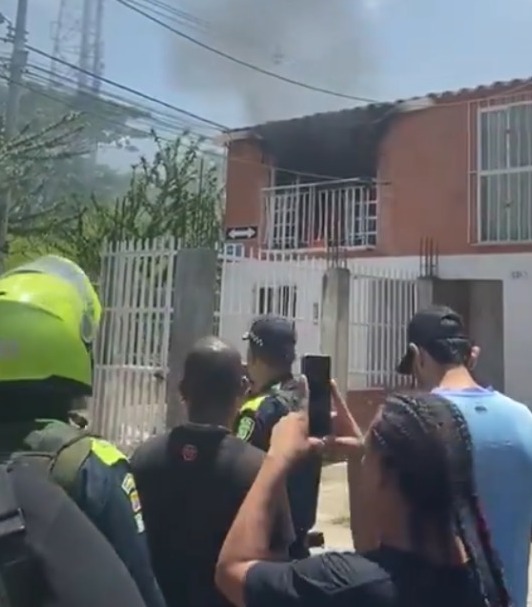 EN VIDEO: Ciudadanos incendian la casa del presunto asesino de Sofía Delgado 2 EN VIDEO: Ciudadanos incendian la casa del presunto asesino de Sofía Delgado En la tarde de este jueves, luego de que se conoció quién es el presunto asesino de Sofía Delgado, los ciudadanos le prendieron fuego a la casa del sujeto, pues también salieron a la luz atroces actos que el hombre habría cometido en años anteriores.