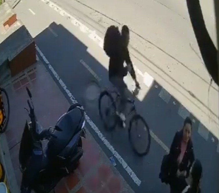 EN VIDEO: Hombre en bicicleta estaría apuñalando a mujeres en Kennedy 1 EN VIDEO: Hombre en bicicleta estaría apuñalando a mujeres en Kennedy En un video quedó registrado el momento en el que un hombre a bordo de una bicicleta apuñaló a una mujer en el barrio Carvajal, de la localidad de Kennedy.