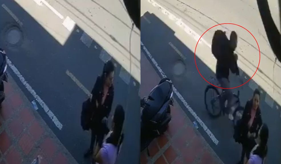 EN VIDEO: Hombre en bicicleta estaría apuñalando a mujeres en Kennedy 10 EN VIDEO: Hombre en bicicleta estaría apuñalando a mujeres en Kennedy En un video quedó registrado el momento en el que un hombre a bordo de una bicicleta apuñaló a una mujer en el barrio Carvajal, de la localidad de Kennedy.
