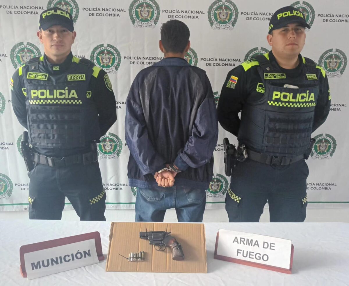 EN VIDEO: Hombre le disparó a un vecino porque su mascota defecó al frente de su casa 1 EN VIDEO: Hombre le disparó a un vecino porque su mascota defecó al frente de su casa El hombre fue capturado por las autoridades. El hecho de intolerancia se registró en la localidad de Ciudad Bolívar.