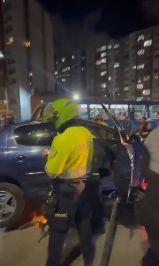 EN VIDEO: Imprudente conductor arrolló 4 motocicletas y dejó 5 personas heridas en Kennedy 1 EN VIDEO: Imprudente conductor arrolló 4 motocicletas y dejó 5 personas heridas en Kennedy El conductor de un Peugeot azul oscuro, causó momentos de pánico y confusión luego de que huyera por una importante vía de Bogotá, arrollando transeúntes y motociclistas.