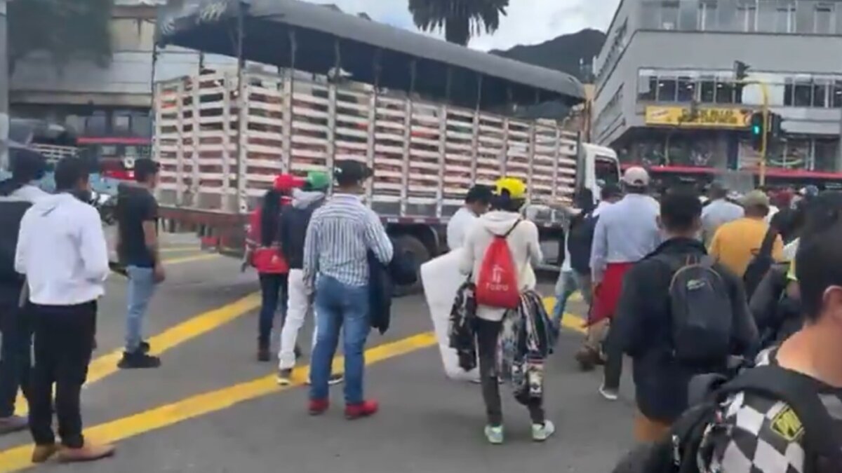 EN VIVO: Manifestaciones afectan movilidad en Bogotá 1 EN VIVO: Manifestaciones afectan movilidad en Bogotá Campesino protestan en diferentes vías de Bogotá. Le contamos cómo está la movilidad en la capital.
