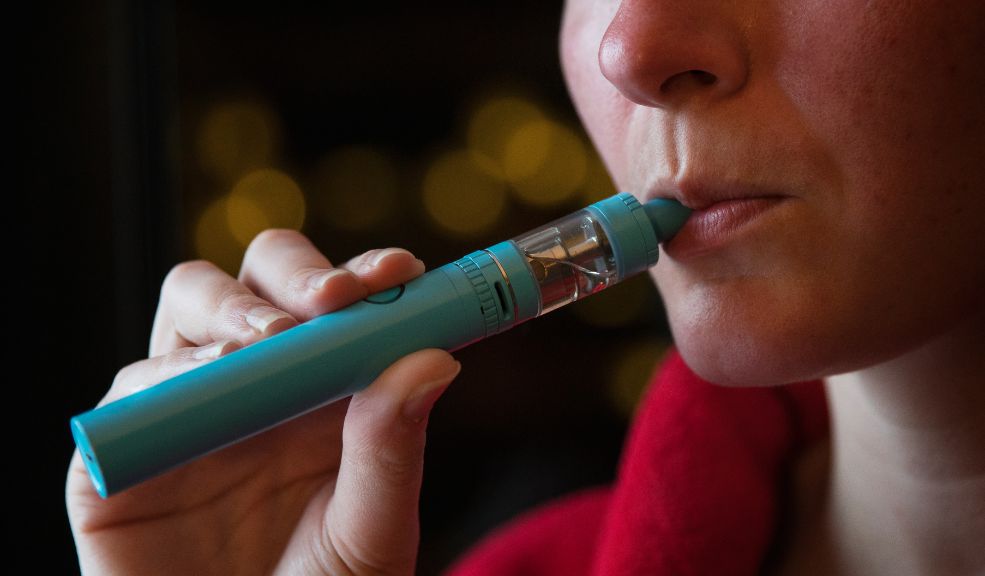 Empiezan las restricciones en el uso de vapeadores en menores de edad en Colombia Estudios recientes respaldan la necesidad de esta medida. Según un estudio de la Universidad Manuela Beltrán, cuatro de cada diez jóvenes en Colombia han usado cigarrillos electrónicos o vapeadores, influenciados principalmente por el entorno social y la ansiedad.