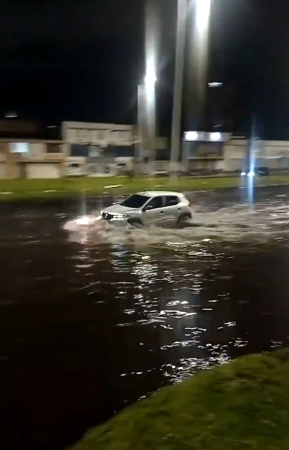Encharcamientos y caos en la movilidad por fuertes lluvias en Bogotá 1 Encharcamientos y caos en la movilidad por fuertes lluvias en Bogotá Los ciudadanos se ven afectados por los encharcamientos que se han generado en varios puntos de Bogotá debido a las fuertes lluvias de los últimos días. Así quedaron las vías.