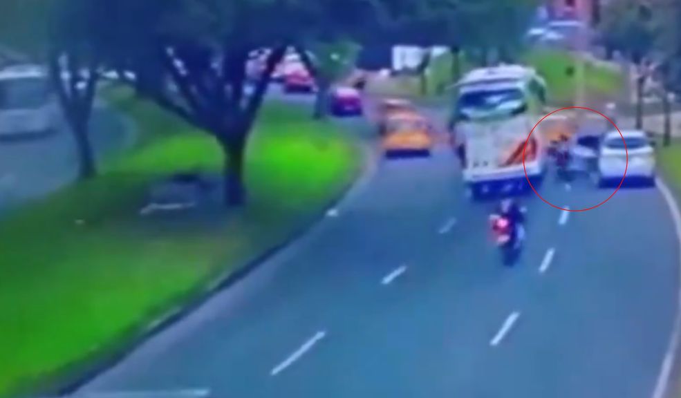 Erika Vargas, la motociclista que falleció tras ser golpeada con la puerta de una camioneta 2 Erika Vargas, la motociclista que falleció tras ser golpeada con la puerta de una camioneta Erika Vargas perdió la vida luego de haber sido arrollada por un bus en el momento en que cayó en plena Carrera Séptima, producto de la imprudencia del conductor de una camioneta.