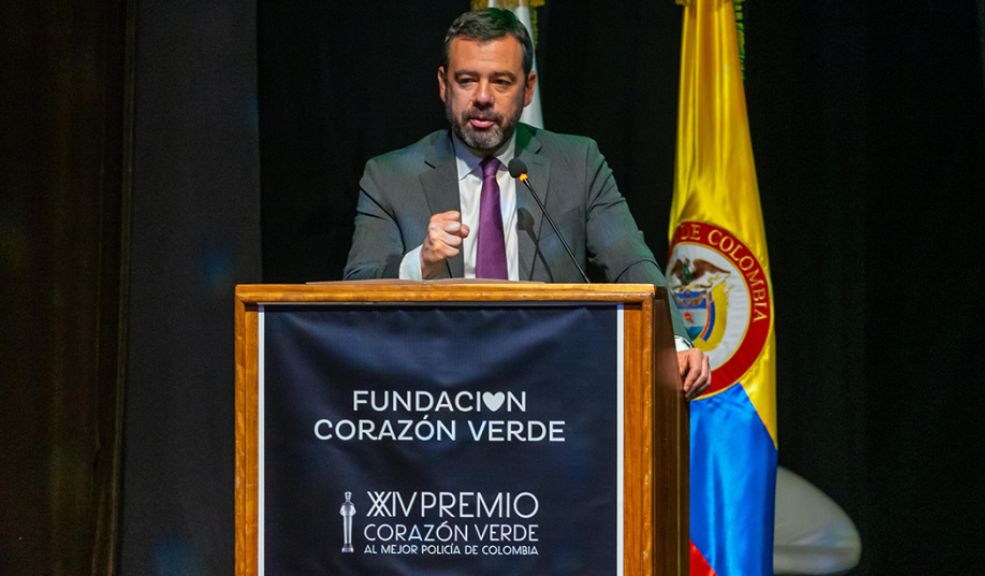 Esta es la ceremonia que premia a los mejores policías del país 1 Esta es la ceremonia que premia a los mejores policías del país La Fundación Corazón Verde celebró recientemente la vigésima cuarta entrega del Premio Corazón Verde al Mejor Policía de Colombia, un reconocimiento que ha estado vigente durante más de 20 años.