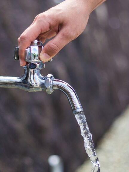 Estos son los mejores hábitos para ahorrar agua en su hogar 1 Estos son los mejores hábitos para ahorrar agua en su hogar El desperdicio de agua en Bogotá es una problemática alarmante, especialmente en tiempos de escasez. Se estima que cuatro de cada diez litros de agua potable se pierden a diario, lo que equivale a 164 piscinas olímpicas.