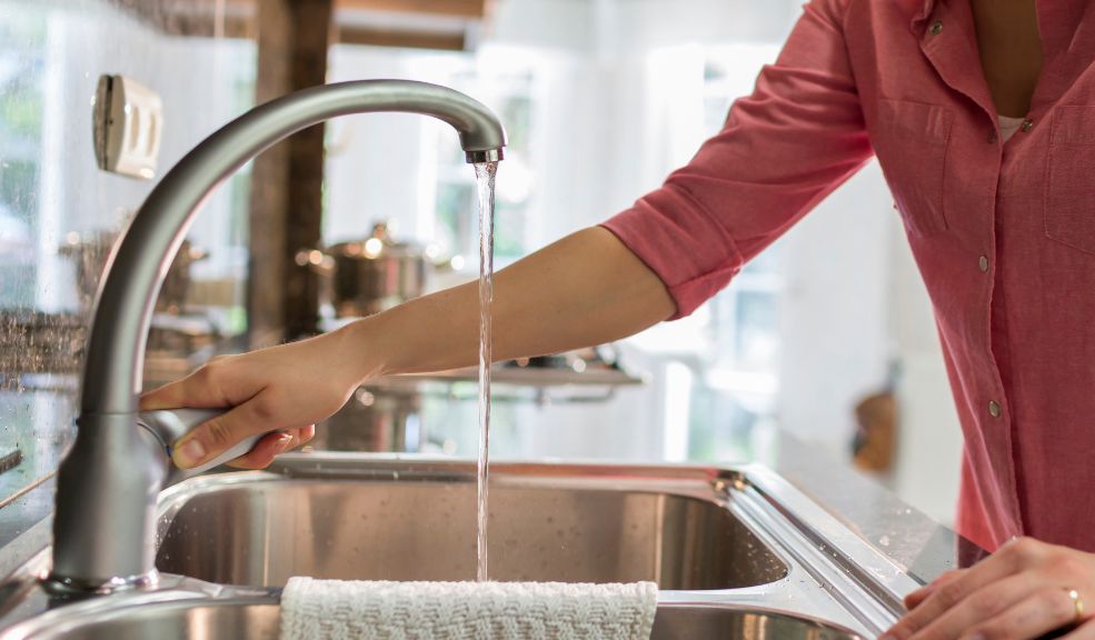 Estos son los mejores hábitos para ahorrar agua en su hogar 10 Estos son los mejores hábitos para ahorrar agua en su hogar El desperdicio de agua en Bogotá es una problemática alarmante, especialmente en tiempos de escasez. Se estima que cuatro de cada diez litros de agua potable se pierden a diario, lo que equivale a 164 piscinas olímpicas.