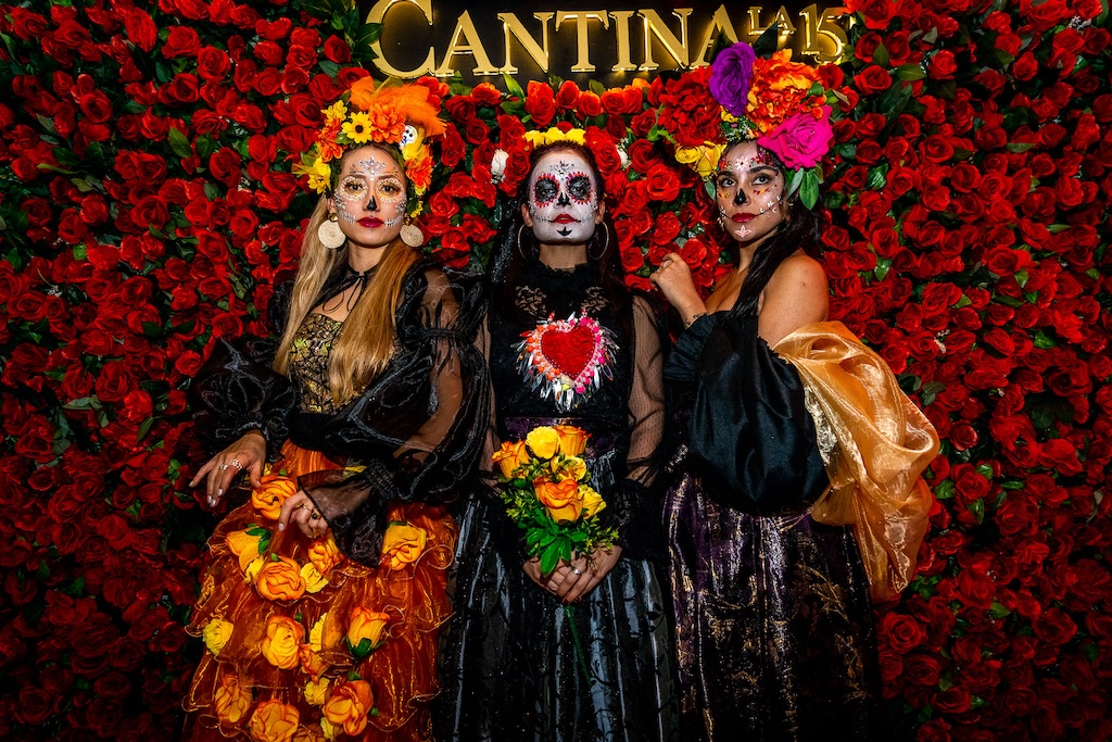 Planes imperdibles para celebrar Halloween en Bogotá 1 Planes imperdibles para celebrar Halloween en Bogotá La fiebre de Halloween se ha apoderado de la capital colombiana, y este año, la ciudad se prepara para recibir la festividad con una amplia variedad de eventos y actividades para todos los gustos.