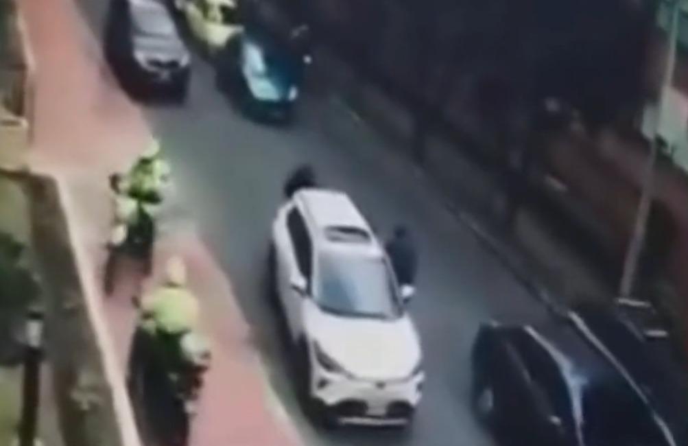 Falsos policías realizaron violento asalto Presuntos falsos policías lideran violento asalto junto a una banda de delincuentes, ahora los residentes de Santa Bárbara Central, se encuentran en alerta.