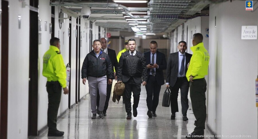 Fiscalía otorgará acuerdos a Olmedo López y Sneyder Pinilla Tanto el exdirector de la Unidad Nacional de Gestión de Riesgos de Desastres (UNGRD), Olmedo López, como el exsubdirector, Sneyder Pinilla, firmarán principios de oportunidad con la Fiscalía.