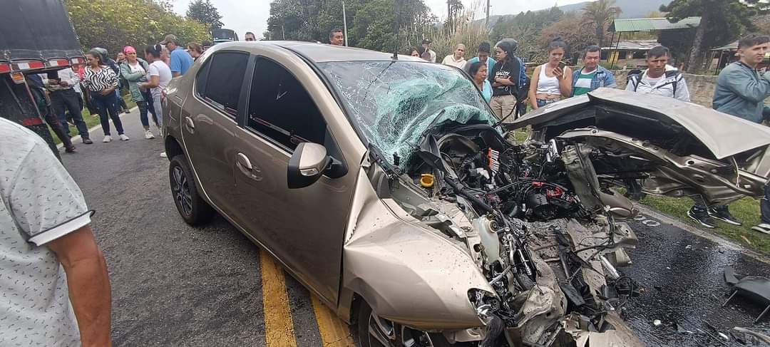 Fuerte accidente en la vía Facatativá - Albán dejó 3 personas lesionadas En la tarde de este martes 15 de octubre, se registró un fuerte accidente que dejó a 3 personas lesionadas, una de ellas es un menor de edad.