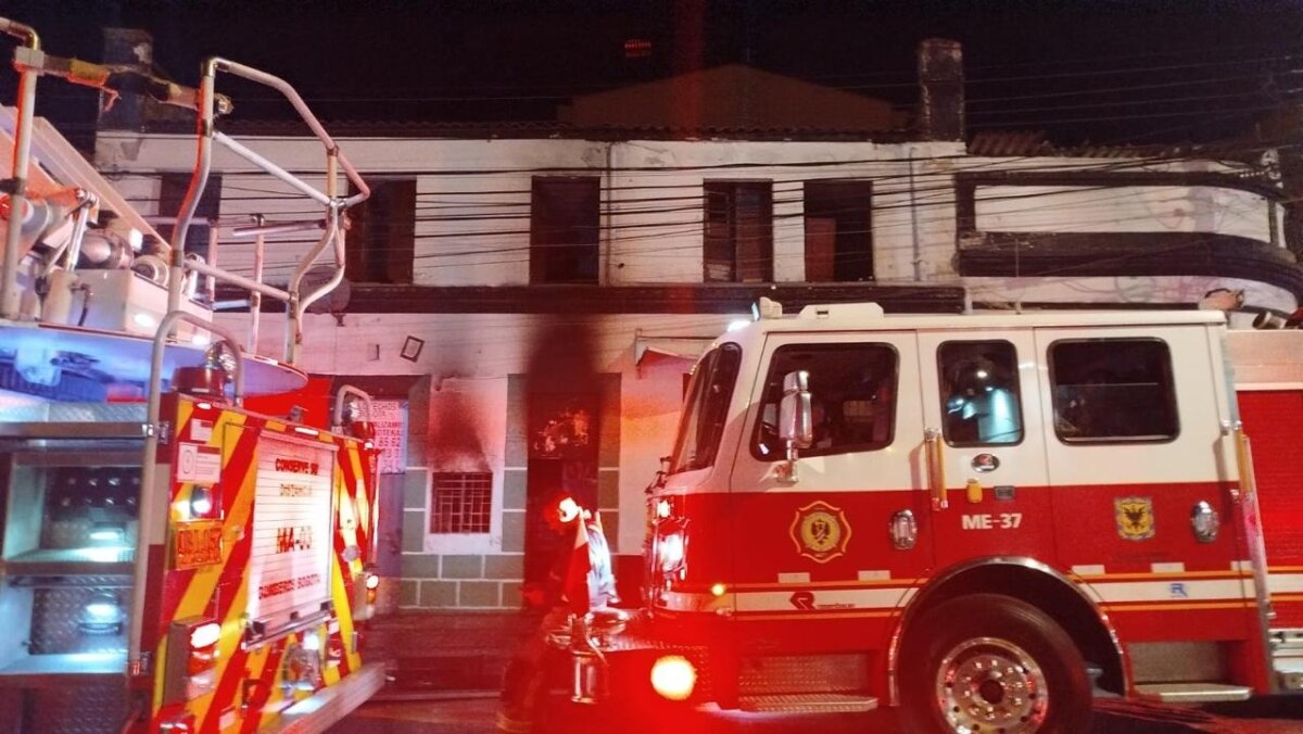 Fuerte incendio en inquilinato de Barrios Unidos dejó 2 personas heridas 1 Fuerte incendio en inquilinato de Barrios Unidos dejó 2 personas heridas 2 personas resultaron lesionadas tras grave incendio en un inquilinato ubicado en Barrios Unidos. Le contamos más detalles.