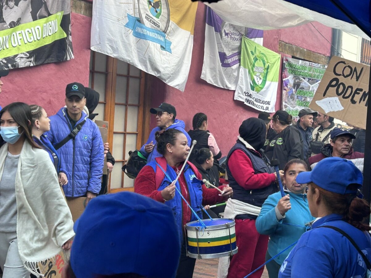 Gremio de recicladores protesta frente al Ministerio de Vivienda en el centro de Bogotá Desde tempranas horas de la mañana de este lunes 7 de octubre, decenas de recicladores se citaron en el centro de Bogotá para protestar sobre sus condiciones laborales.