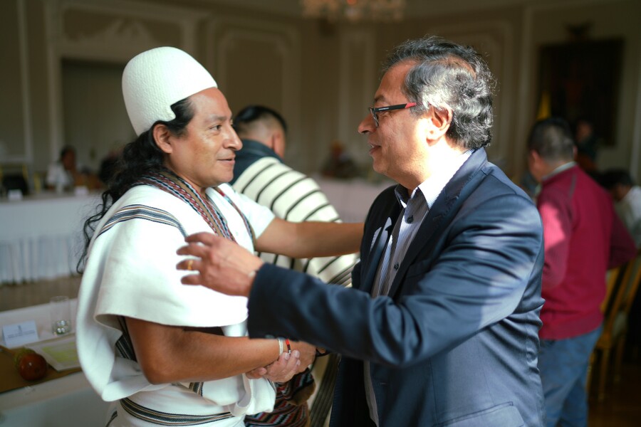Gustavo Petro firmó decreto a favor de comunidades indígenas 1 Gustavo Petro firmó decreto a favor de comunidades indígenas Este nuevo reconocimiento les otorga la responsabilidad de proteger los ecosistemas dentro de sus tierras, formular reglas de manejo ambiental, planificar presupuestos y tomar decisiones sobre el uso de la tierra.