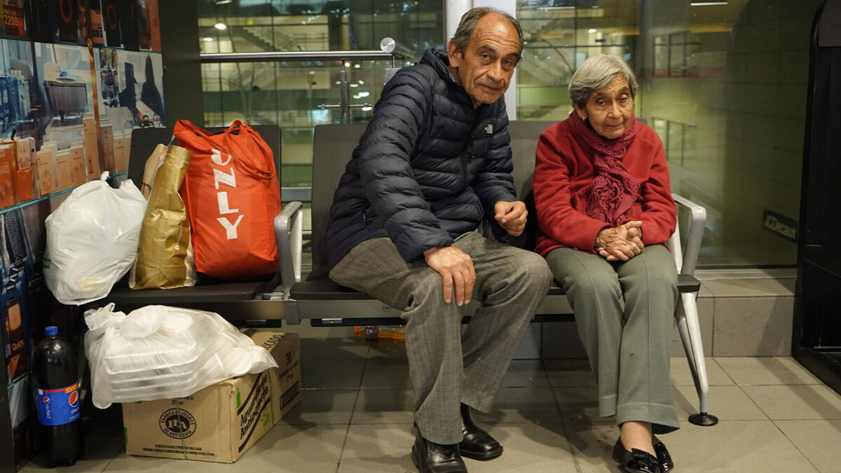 Hombre que durmió en el aeropuerto El Dorado junto a su madre lanzará su primer libro: 'Relato de una desgracia' 1 Hombre que durmió en el aeropuerto El Dorado junto a su madre lanzará su primer libro: 'Relato de una desgracia' Don César Augusto Facciola y su mamá, Beatriz Ballesteros, durmieron durante meses en el aeropuerto El Dorado debido a una situación desafortunada, por eso busca contar su historia con su libro 'Relato de una desgracia'.
