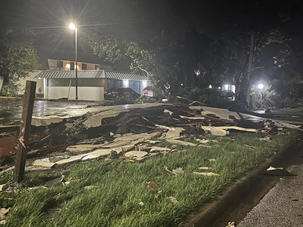 Huracán Milton ya cobró víctimas fatales en Florida: devastadoras imágenes 1 Huracán Milton ya cobró víctimas fatales en Florida: devastadoras imágenes Se conoce que al menos cuatro personas han muerto y más de tres millones de hogares quedaron sin electricidad en Florida tras el paso de Milton, un huracán que, aunque debilitado a categoría 1, continúa siendo peligroso. El fenómeno natural causó fuertes inundaciones en el estado sureste de Estados Unidos.